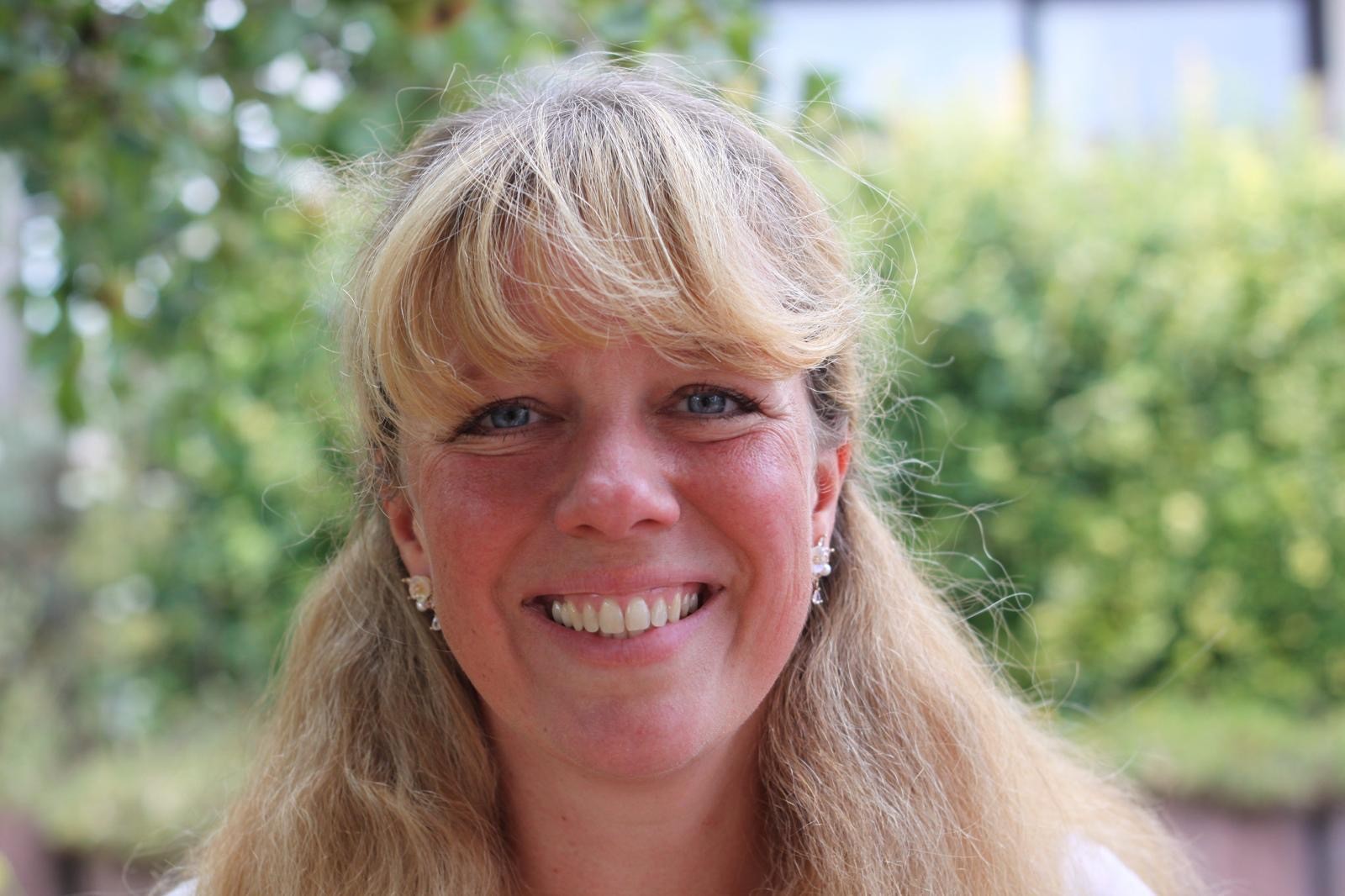 Hiltrud lächelt freundlich in die Kamera